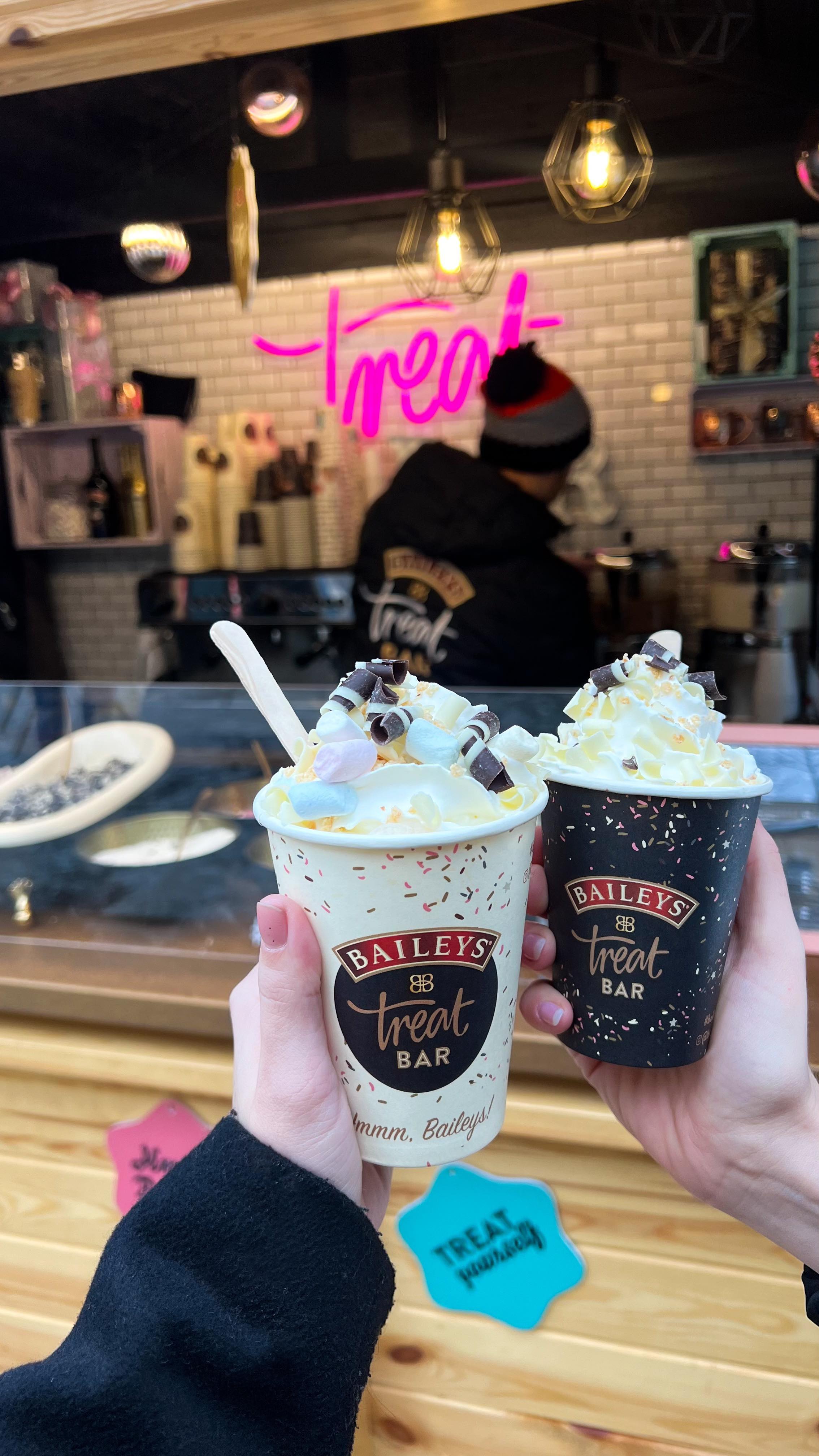 ? Že jste nikdy neměli horkou čokoládu s @baileys_czech, horou šlehačky a spoustou posypek? ?...