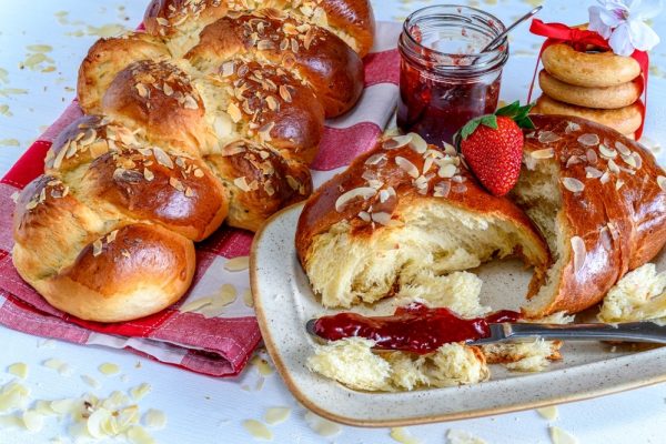 Rychlá vánočka bez hnětení těsta. Podáváme s marmeládou, potěší celou rodinu