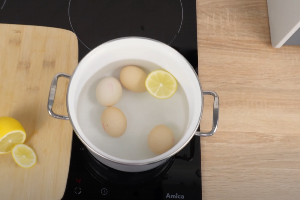 Umístěte plátky citronu do hrnce a vařte vejce. Patent na peeling a jen málo lidí ví