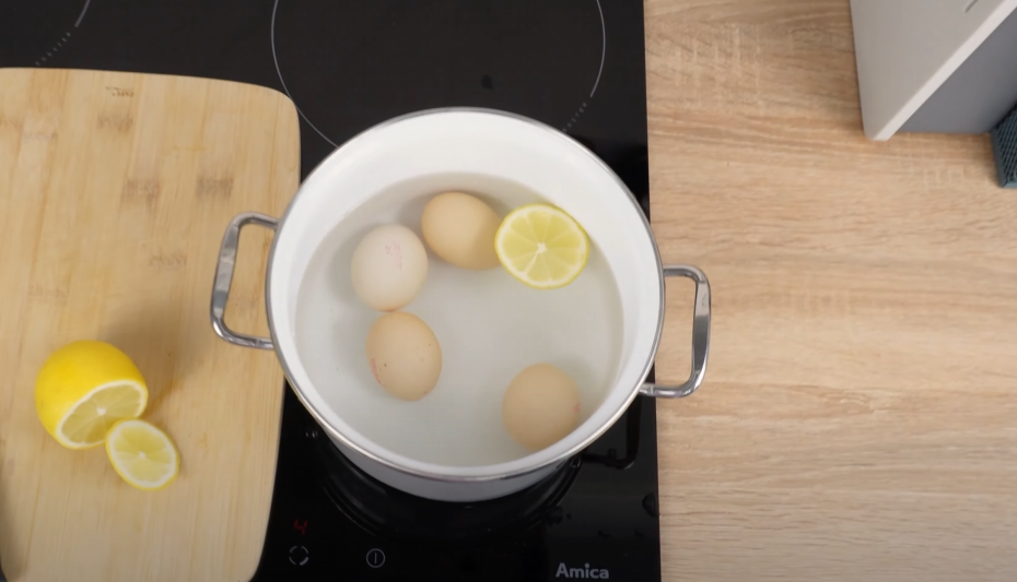 Umístěte plátky citronu do hrnce a vařte vejce. Patent na peeling a jen málo lidí ví
