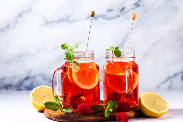 Jak připravit ledový čaj? Přidejte tyto ingredience a nápoj získá osvěžující, sladkou vůni.