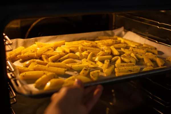 Před pečením namočte brambory. Francouzské hranolky budou křupavé z vnějšku a uvnitř měkké.